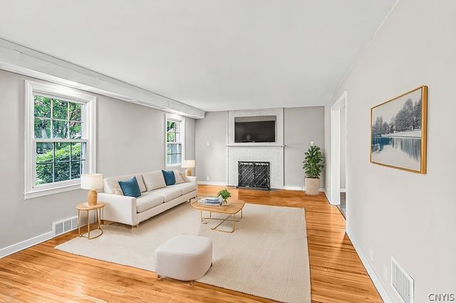 5 Glencrest Blvd, New Hartford, NY 13413