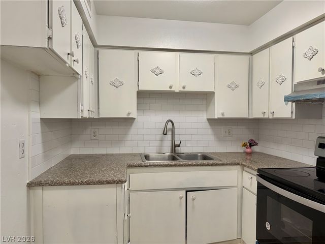 575 South Royal Crest Circle 7, Las Vegas, NV 89169