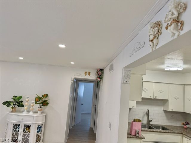 575 South Royal Crest Circle 7, Las Vegas, NV 89169