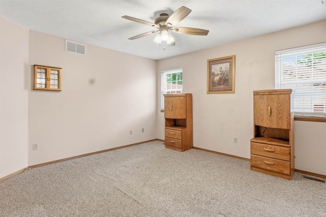 500 Deerfield Cir, Valley Center, KS 67147