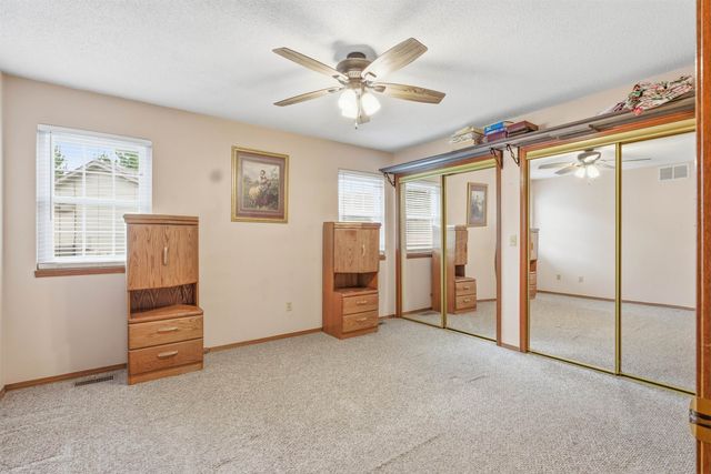 500 Deerfield Cir, Valley Center, KS 67147