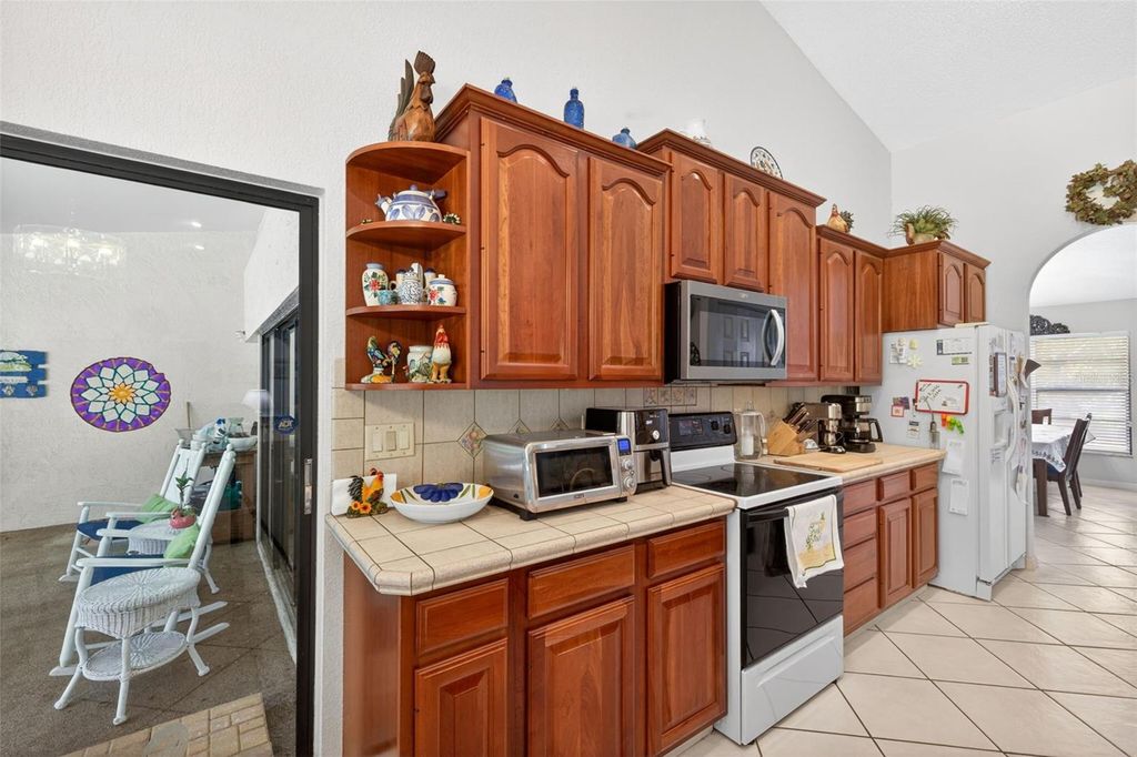 Image 12 of property listing at 5035 BARROWE DRIVE, Tampa, FL 33624