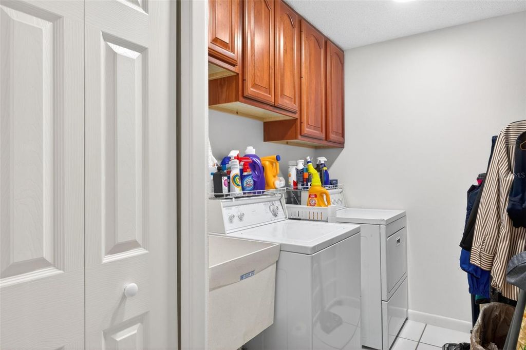 Image 28 of property listing at 5035 BARROWE DRIVE, Tampa, FL 33624