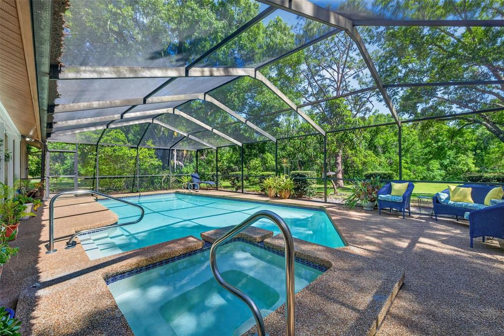 Image 32 of property listing at 5035 BARROWE DRIVE, Tampa, FL 33624