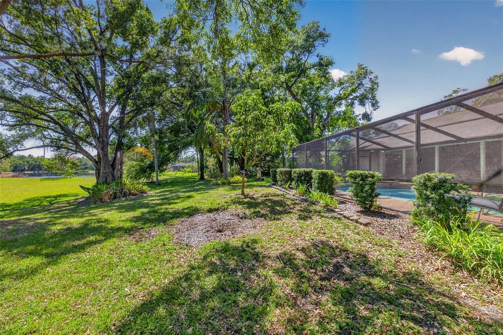 Image 36 of property listing at 5035 BARROWE DRIVE, Tampa, FL 33624