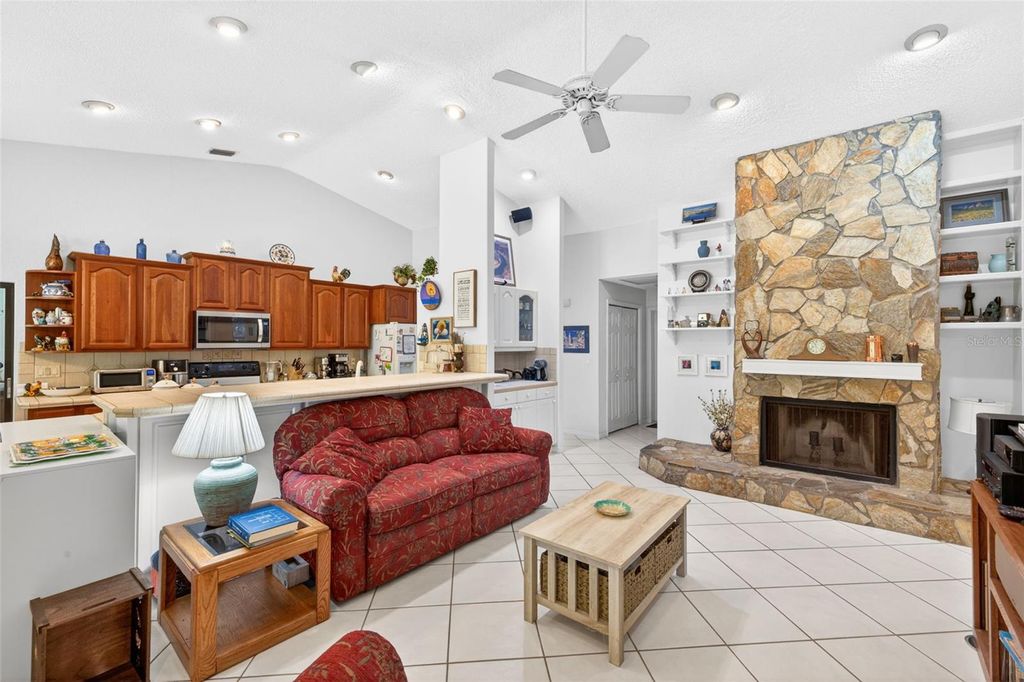 Image 9 of property listing at 5035 BARROWE DRIVE, Tampa, FL 33624