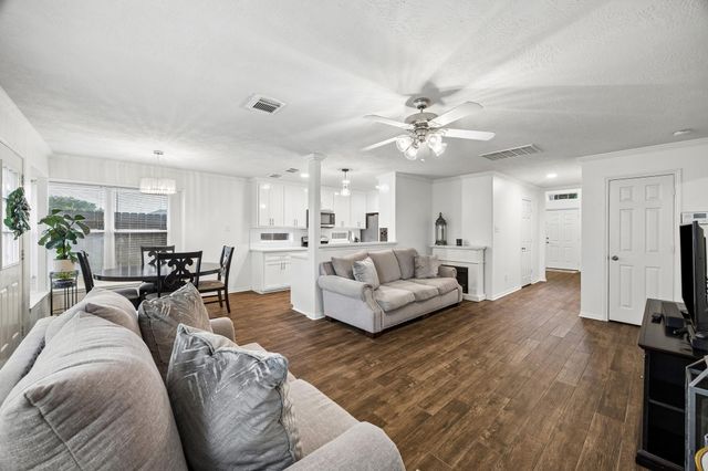 2709 Los Alamos Circle, Deer Park, TX 77536