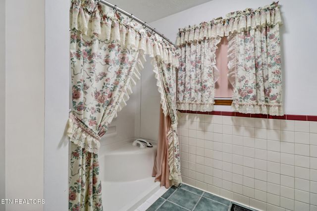 1190 Sand Cut Rd, Oneida, TN 37841