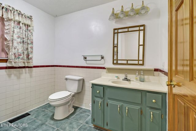 1190 Sand Cut Rd, Oneida, TN 37841