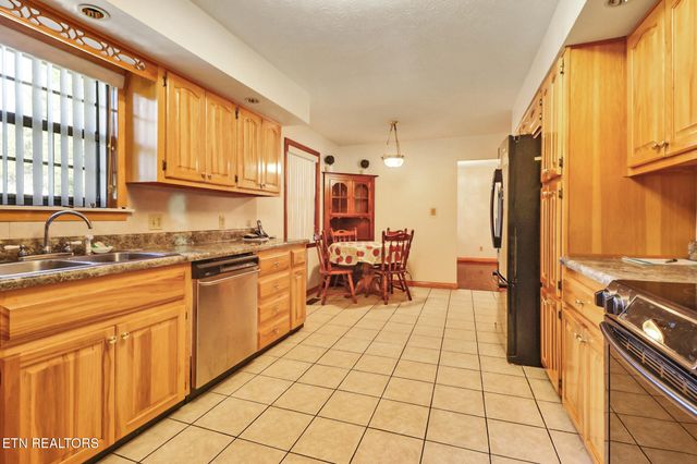 1190 Sand Cut Rd, Oneida, TN 37841