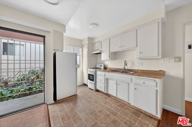 941 S Gramercy Place, Los Angeles, CA 90019