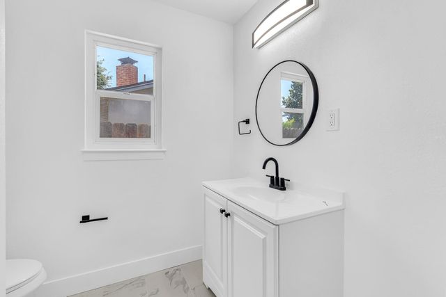 2808 E Dakota Avenue, Fresno, CA 93726