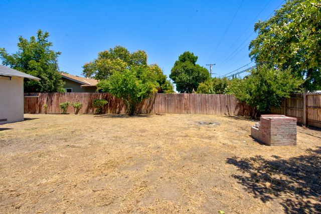 2808 E Dakota Avenue, Fresno, CA 93726