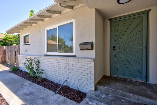 2808 E Dakota Avenue, Fresno, CA 93726