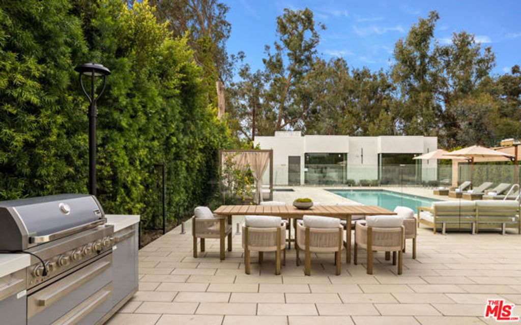 505 S Barrington Avenue 404, Los Angeles, CA 90049