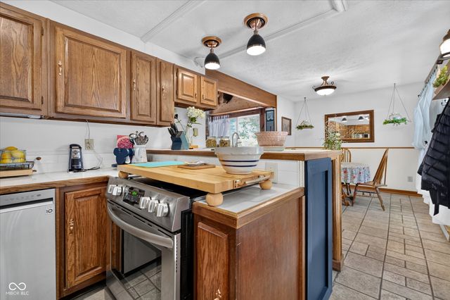 28 Homestead Drive, Sheridan, IN 46069