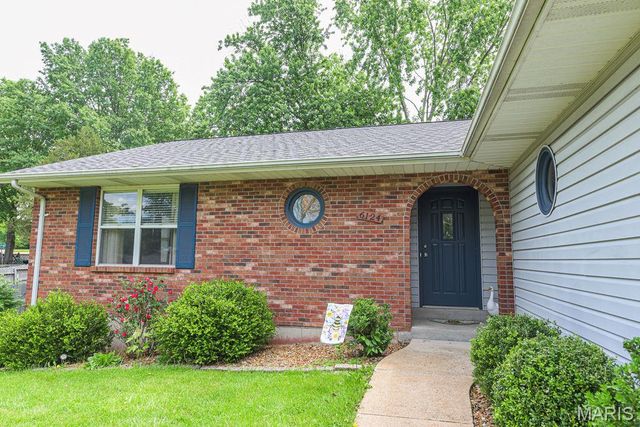 6124 Barrington Oaks Drive, Cedar Hill, MO 63016