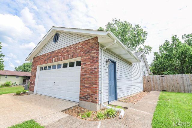 6124 Barrington Oaks Drive, Cedar Hill, MO 63016