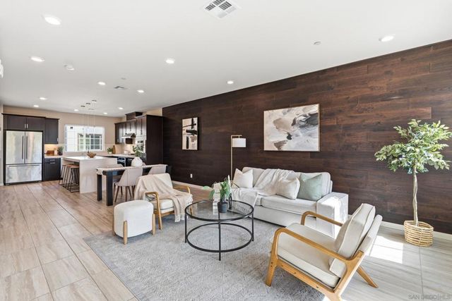 5992 Village Center Loop 4, San Diego, CA 92130