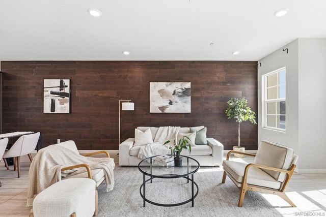 5992 Village Center Loop 4, San Diego, CA 92130