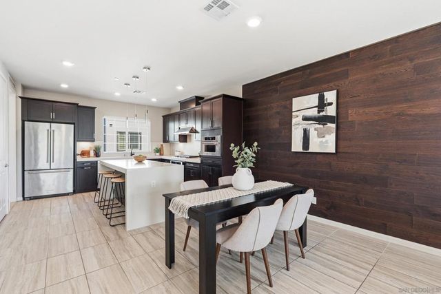 5992 Village Center Loop 4, San Diego, CA 92130