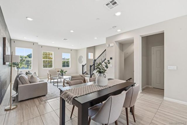 5992 Village Center Loop 4, San Diego, CA 92130