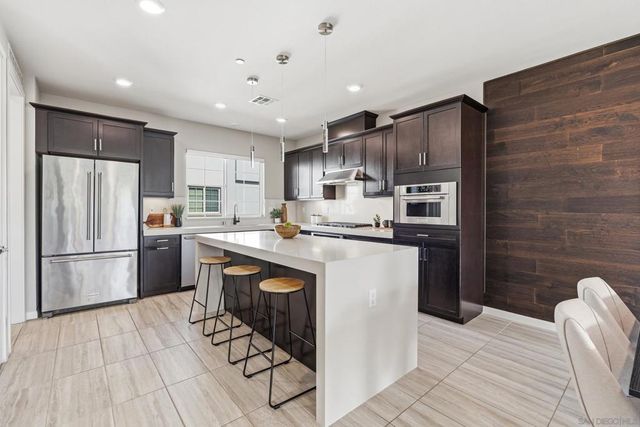 5992 Village Center Loop 4, San Diego, CA 92130