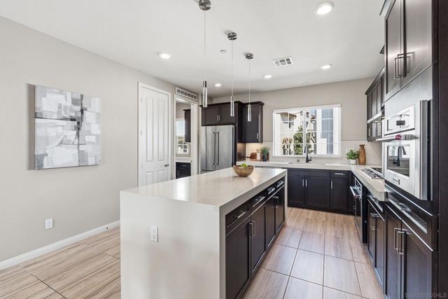 5992 Village Center Loop 4, San Diego, CA 92130