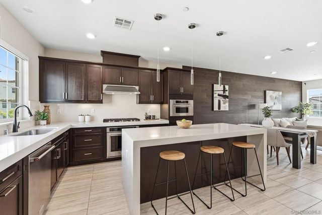 5992 Village Center Loop 4, San Diego, CA 92130