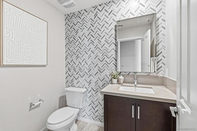5992 Village Center Loop 4, San Diego, CA 92130