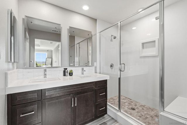 5992 Village Center Loop 4, San Diego, CA 92130