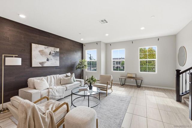 5992 Village Center Loop 4, San Diego, CA 92130