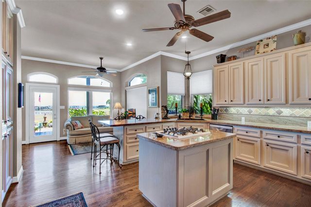 2668 E Bayshore Drive, San Leon, TX 77539