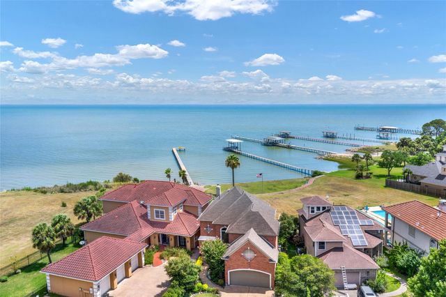 2668 E Bayshore Drive, San Leon, TX 77539