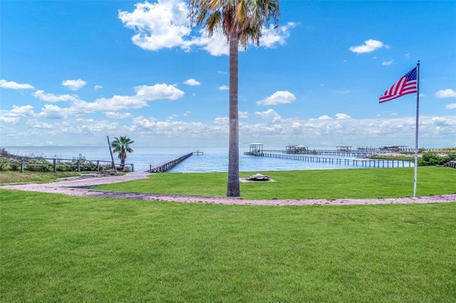 2668 E Bayshore Drive, San Leon, TX 77539