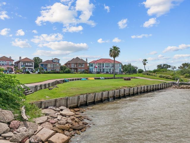 2668 E Bayshore Drive, San Leon, TX 77539