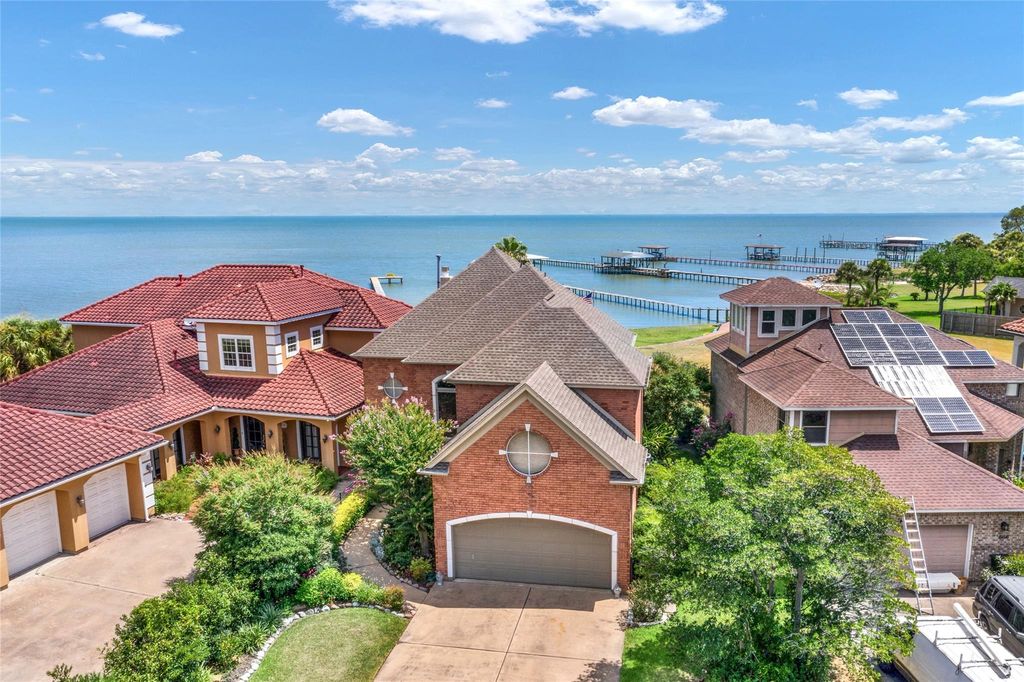 2668 E Bayshore Drive, San Leon, TX 77539