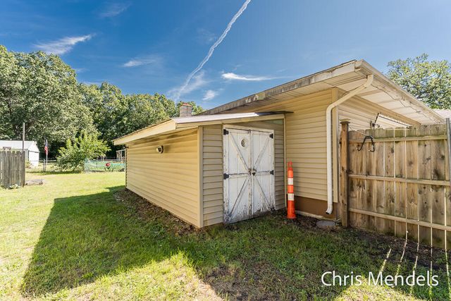 180 S Wolf Lake Road, Muskegon, MI 49442