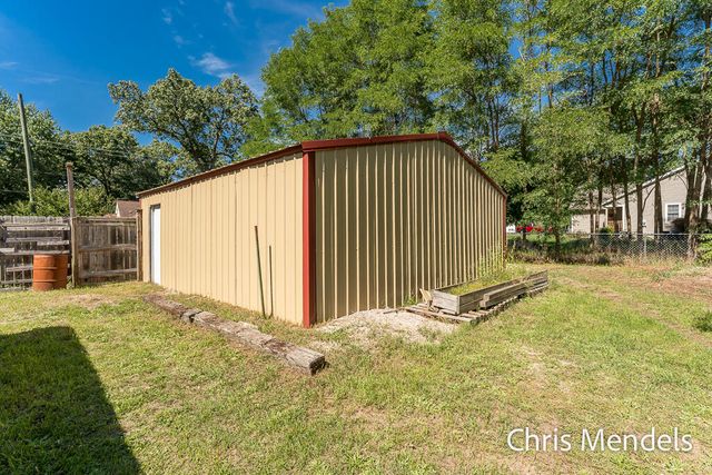 180 S Wolf Lake Road, Muskegon, MI 49442