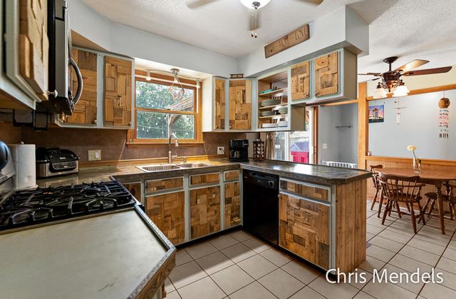 180 S Wolf Lake Road, Muskegon, MI 49442