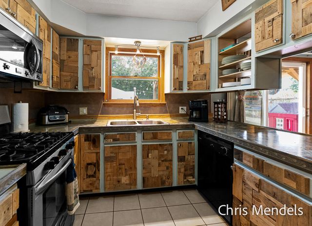 180 S Wolf Lake Road, Muskegon, MI 49442