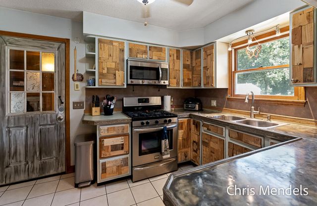 180 S Wolf Lake Road, Muskegon, MI 49442