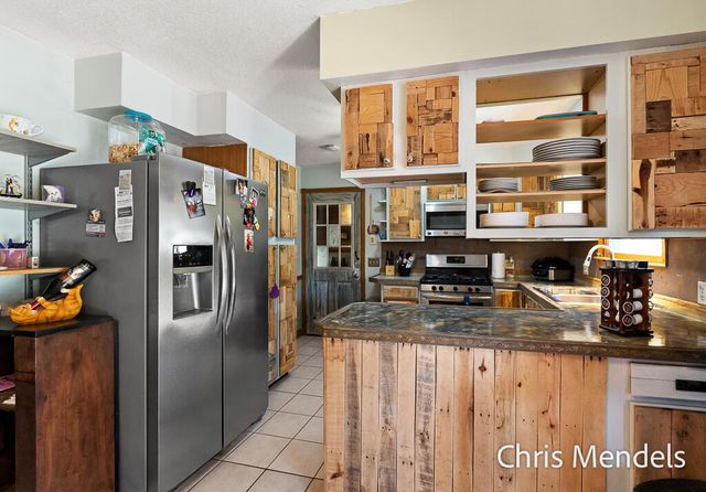 180 S Wolf Lake Road, Muskegon, MI 49442