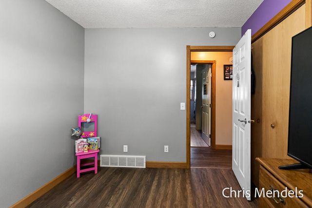 180 S Wolf Lake Road, Muskegon, MI 49442