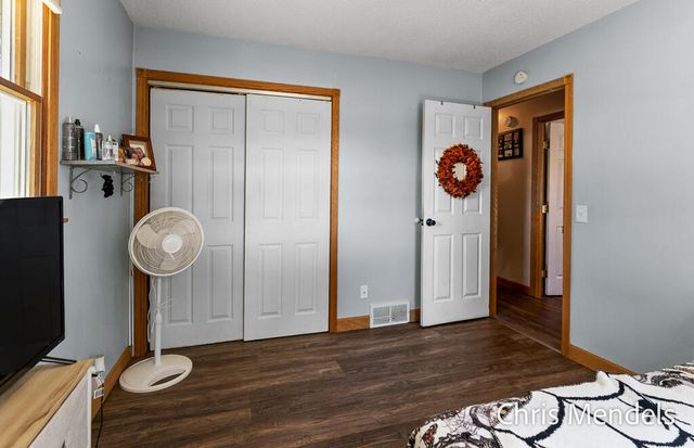 180 S Wolf Lake Road, Muskegon, MI 49442