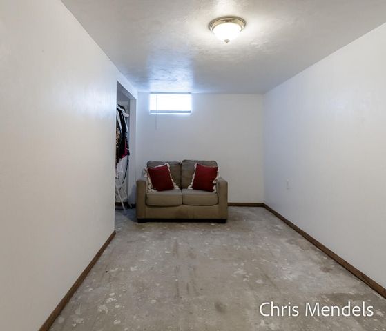 180 S Wolf Lake Road, Muskegon, MI 49442