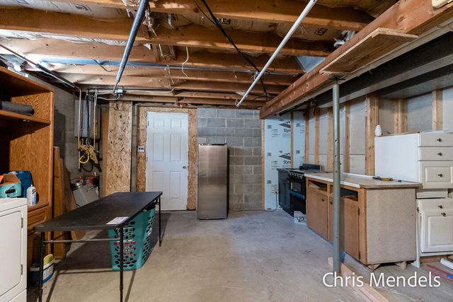 180 S Wolf Lake Road, Muskegon, MI 49442