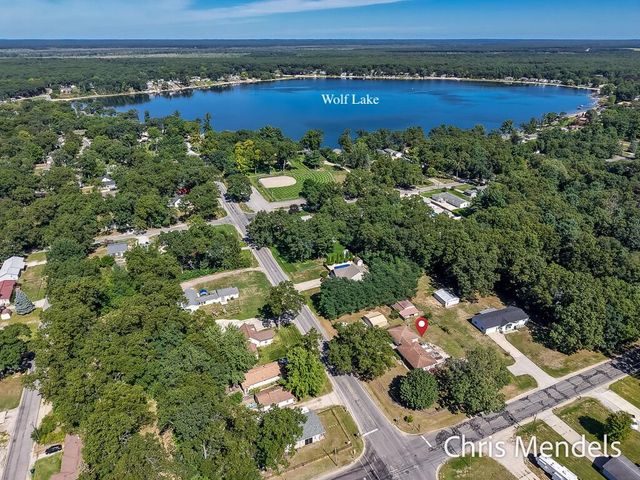 180 S Wolf Lake Road, Muskegon, MI 49442