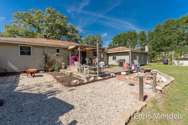 180 S Wolf Lake Road, Muskegon, MI 49442