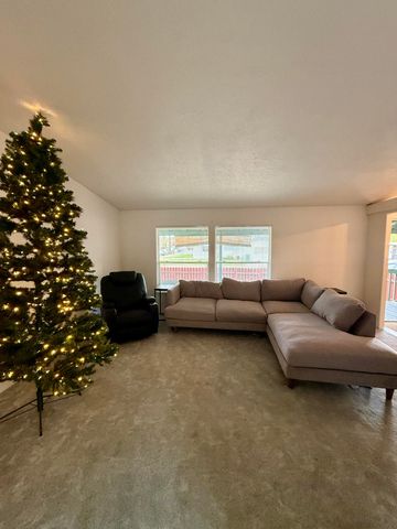 208 SE 9th Street, Madras, OR 97741